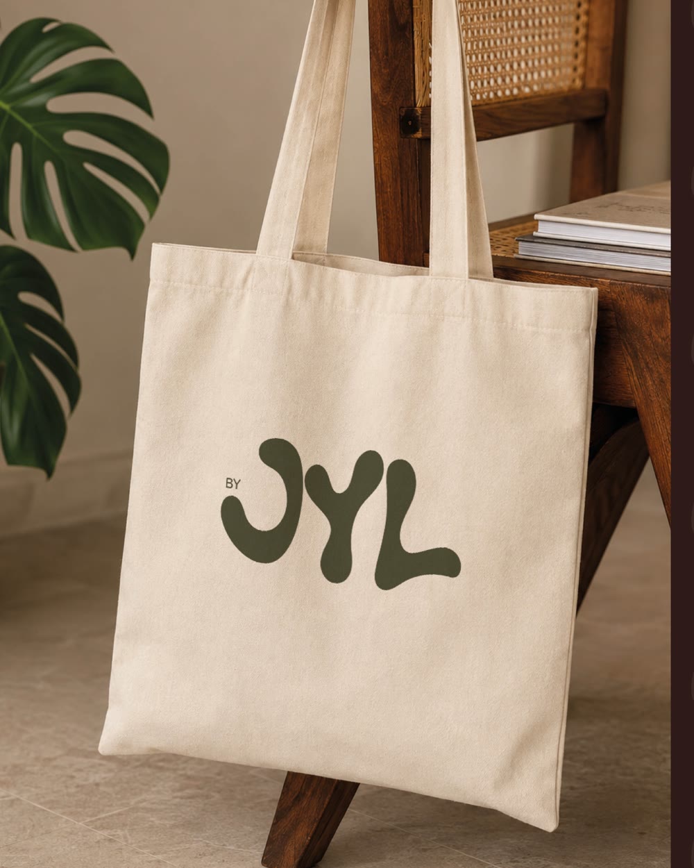 Tote bag met het JYL-logo op een stoel